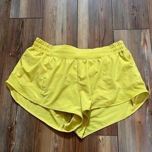 Lululemon Hotty Hot Short II 2.5" Soleli Yellow